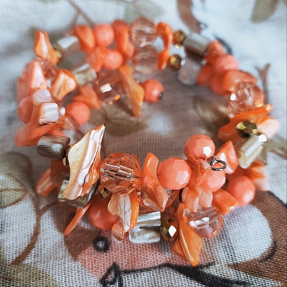Shell Faceted Glass Beaded Memory Wire Bracelet Coral Color Silver Tone Artisan - Picture 5 of 10